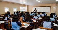 Processo seletivo da Seduc AM: estudantes observam explicação de professora em sala de aula - Governo do Amazonas