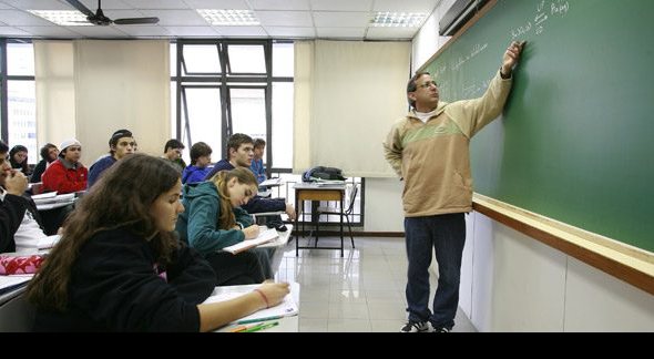 None - Concurso Seduc CE: professor em sala de aula: Divulgação
