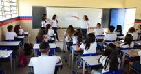 Concurso SEE PE: sentados em sala de aula, estudantes observam professor explicando conteúdo em lousa - SEE PE/Alyne Pinheiro