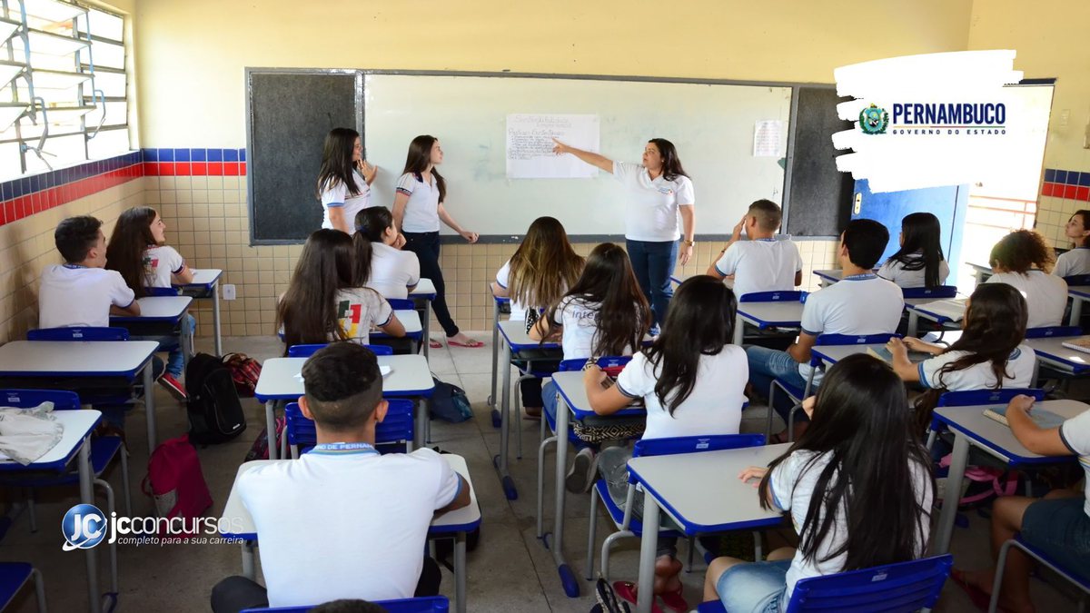 Concurso SEE PE: estudantes observam explicação de professora em sala de aula