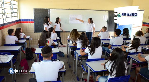 Concurso SEE PE: estudantes observam explicação de professora em sala de aula - Divulgação