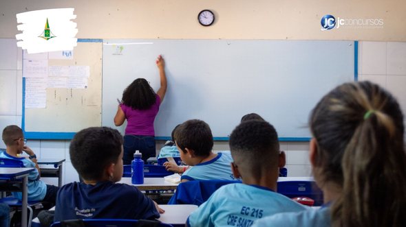 Processo seletivo da SEEDF: estudantes observam explicação de professora em sala de aula - Foto: Felipe de Noronha/SEEDF