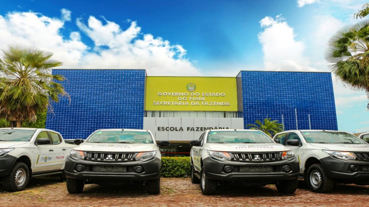 Concurso Sefaz PI: veículos oficiais estacionados em frente ao prédio da Secretaria da Fazenda do Estado do Piauí