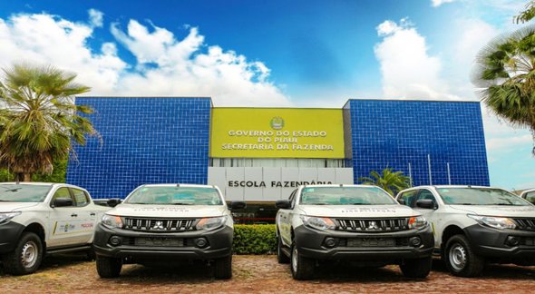 Concurso Sefaz PI: veículos oficiais estacionados em frente ao prédio da Secretaria da Fazenda do Estado do Piauí - Divulgação