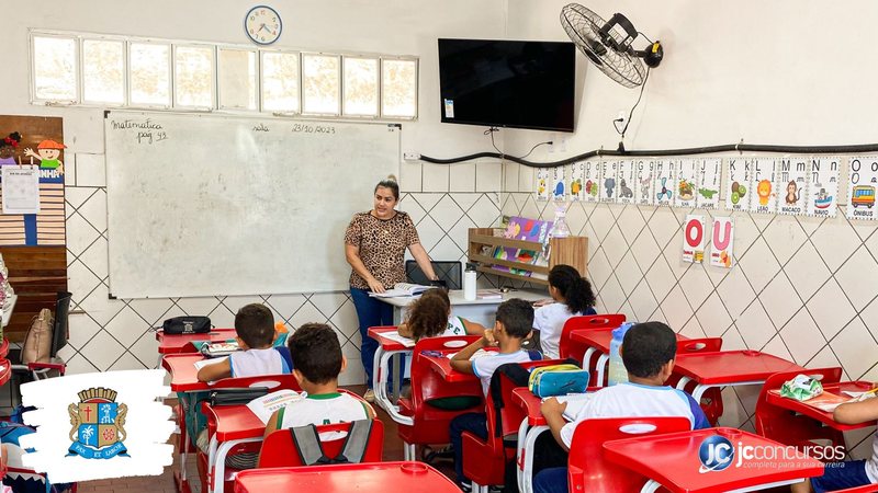 Concurso da Semed de Aracaju: estudantes observam explicação de professora em sala de aula