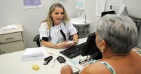 Concurso da SES DF: médica conversa com paciente em sala de atendimento - Gabriel Jabur/Agência Brasília