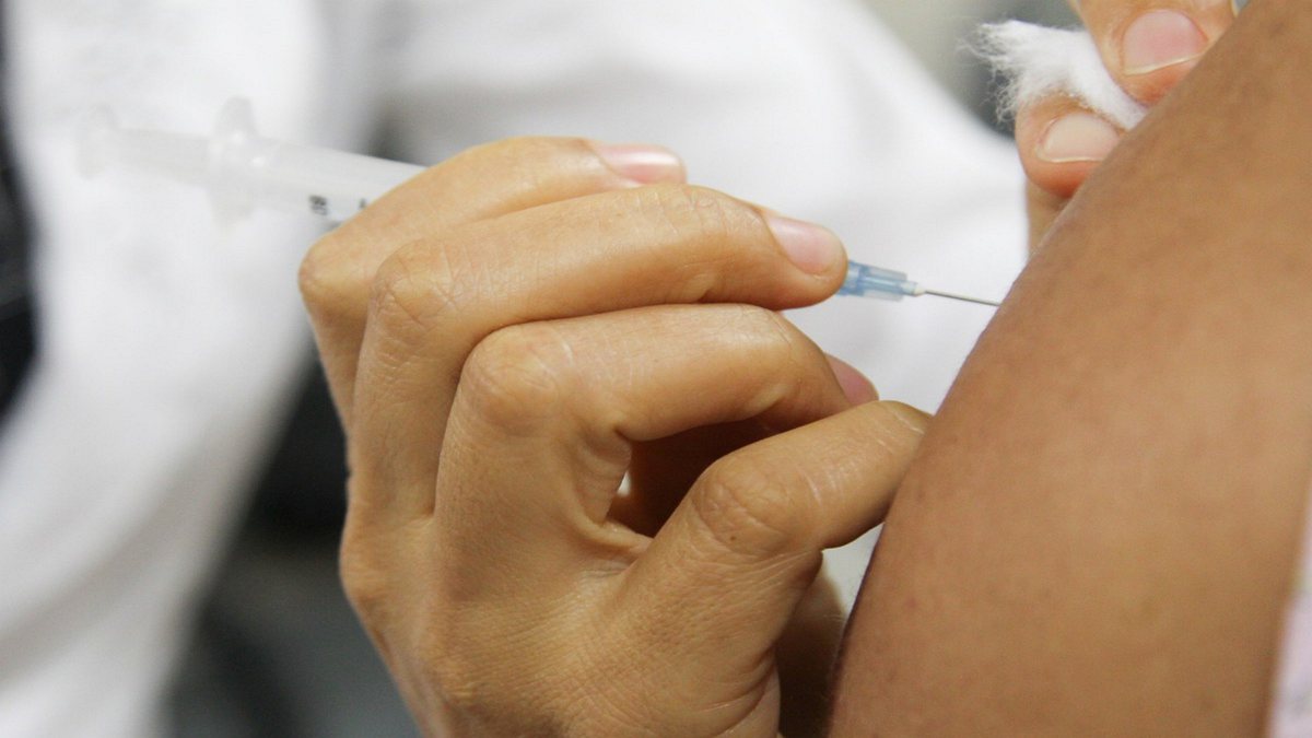Concurso Sesacre - profissional da saúde aplica vacina em paciente