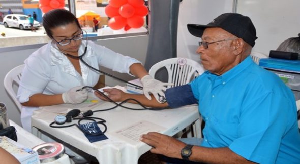 Concurso Sesau AL: homem idoso recebe atendimento médico - Divulgação