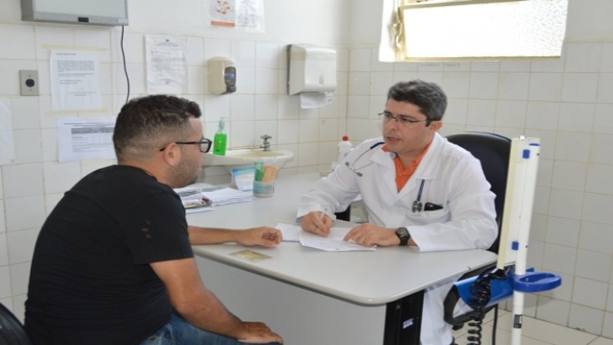Concurso Sesau AL: paciente conversa com médico em consultório