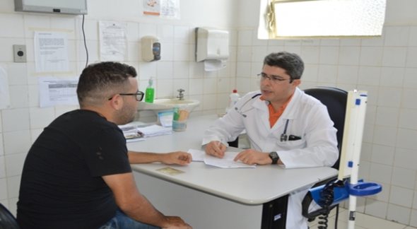 Concurso Sesau AL: paciente conversa com médico em consultório - Divulgação