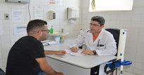 Concurso Sesau AL: paciente conversa com médico em consultório - Divulgação