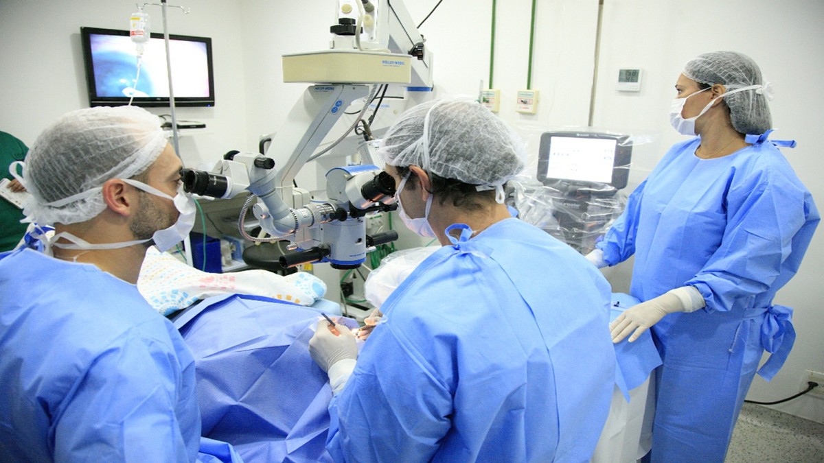Concurso SMS RJ - equipe médica durante cirurgia