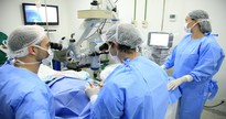 Concurso SMS RJ - equipe médica durante cirurgia - Divulgação