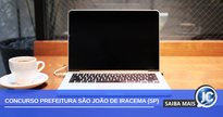 Concurso Prefeitura São João de Iracema SP: computador e café - Banco de imagens