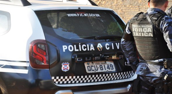 Soldado da Polícia Militar de Mato Grosso ao lado de viatura - Divulgação