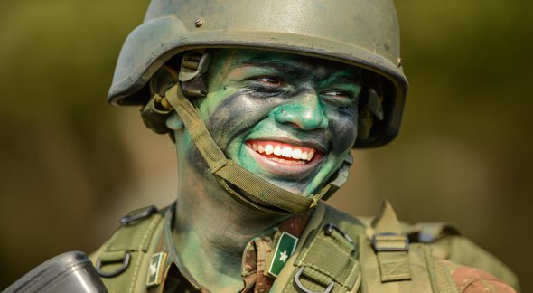 Concursos Forças Armadas: militar sorrindo com rosto pintado de verde e preto - Divulgação