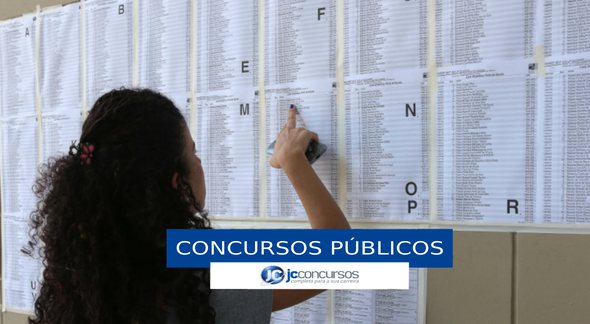 Concursos públicos: candidata confere lista com nomes de inscritos - Marcos Santos/USP Imagens