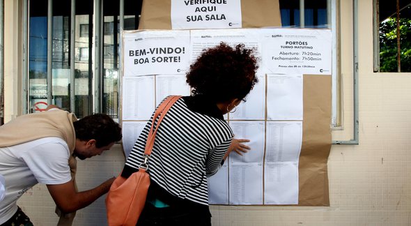Concursos públicos: candidatos conferem listas com nomes de inscritos - Elói Corrêa/GOVBA