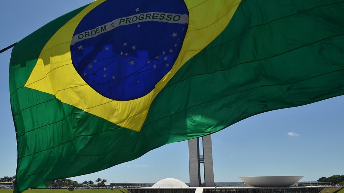 Concursos públicos: bandeira do Brasil hasteada no gramado do Congresso Nacional