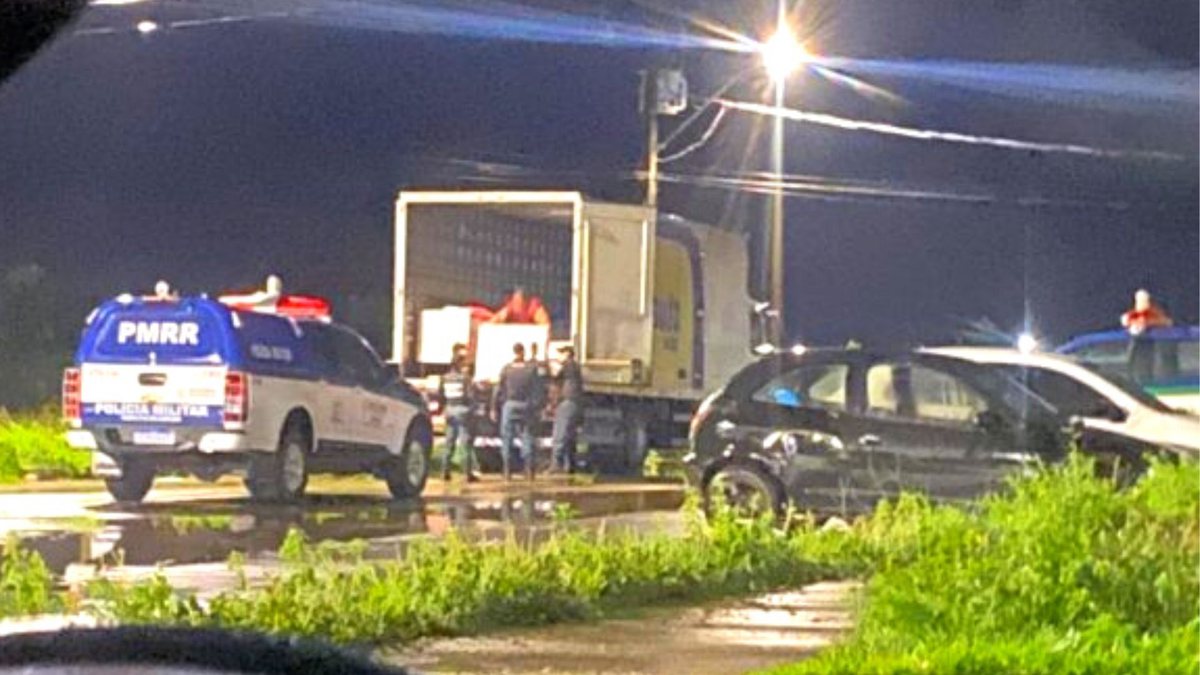 Caminhão com provas do concurso PC RR e viatura da Polícia Militar de Roraima