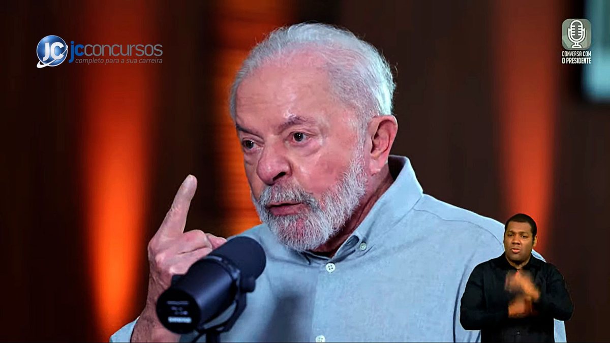 Presidente Lula fala ao microfone