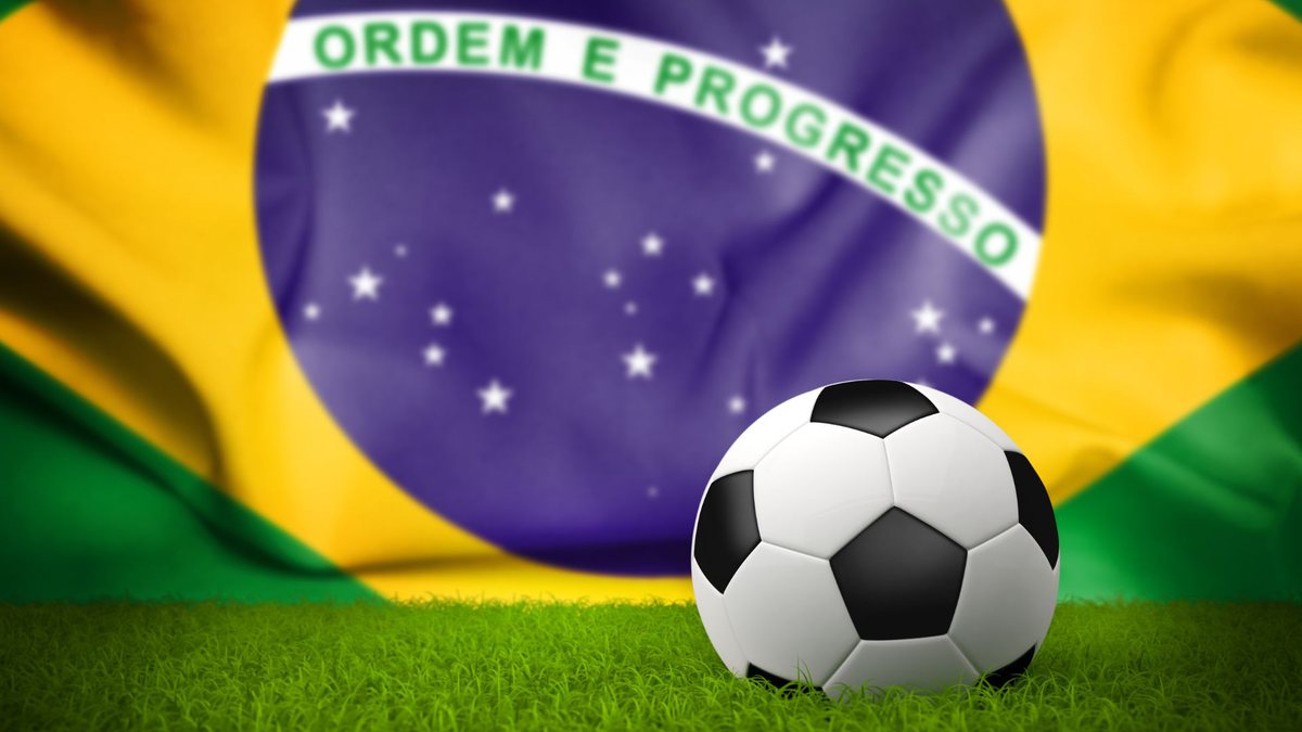 Bandeira do Brasil a fundo e bola de futebol