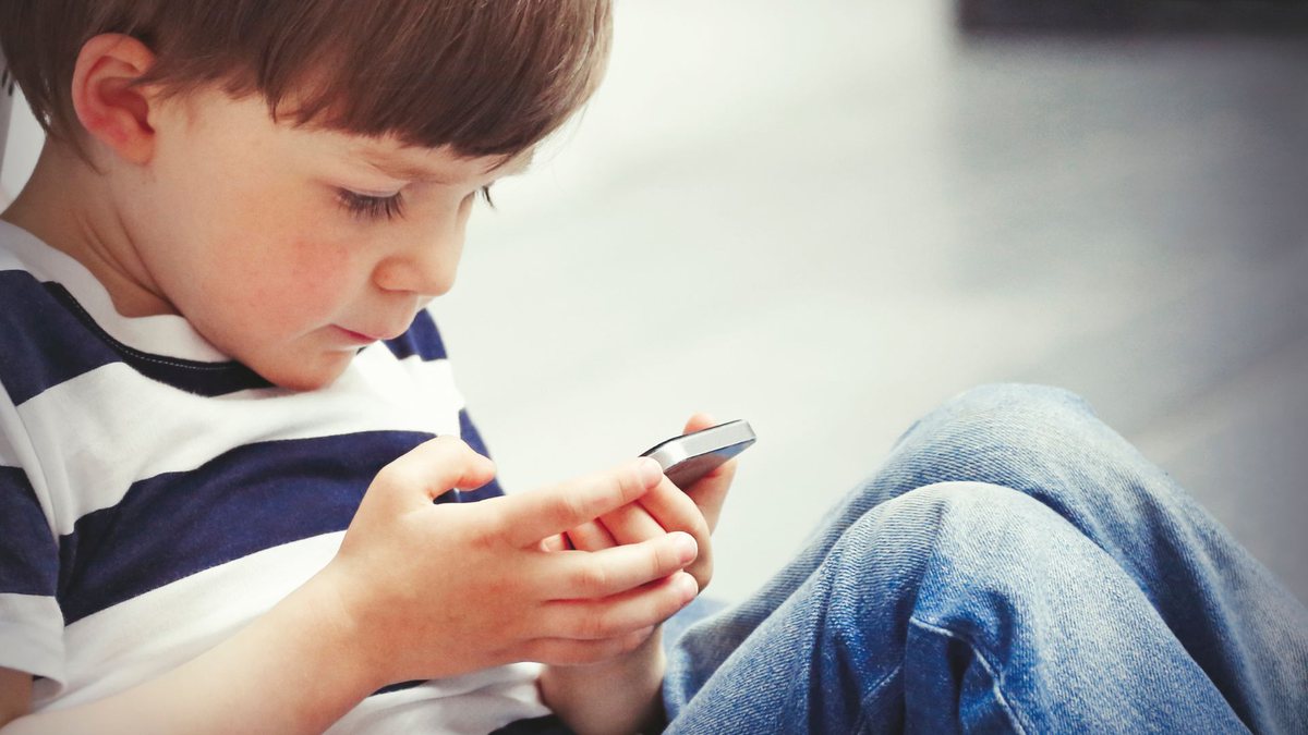 Pais devem estar presentes na supervisão das atividades online dos filhos