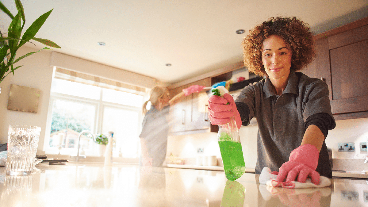 Curso online: empregada doméstica limpa a mesa da cozinha