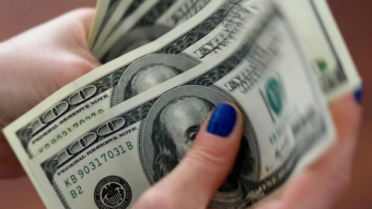 O dólar norte-americano começou com forte queda e terminou um pouco mais alto