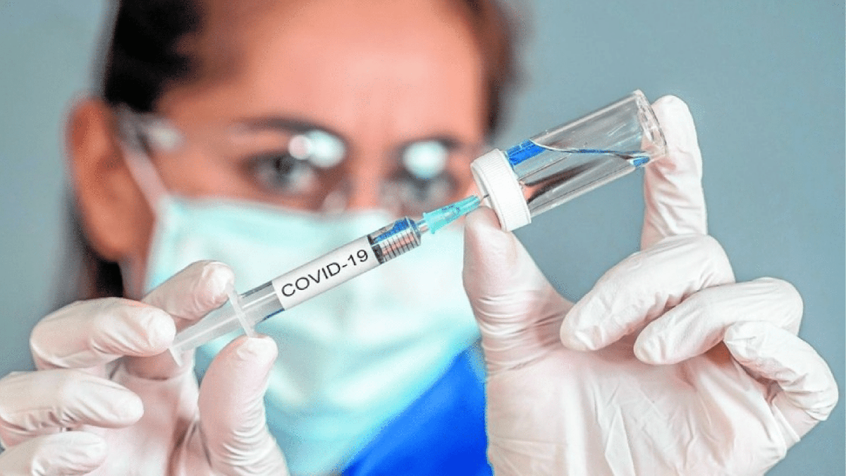 Profissional da saúde segura seringa e dose de vacina contra a Covid-19