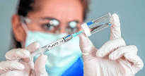 Profissional da saúde segura seringa e dose de vacina contra a Covid-19 - Divulgação