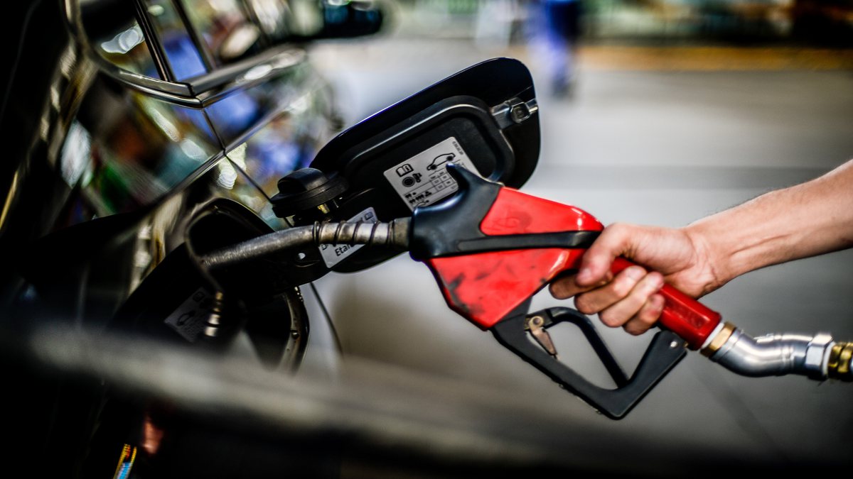 Aprovado pelo senado, o auxílio-gasolina ajudará a conter a alta nos preços dos combustíveis