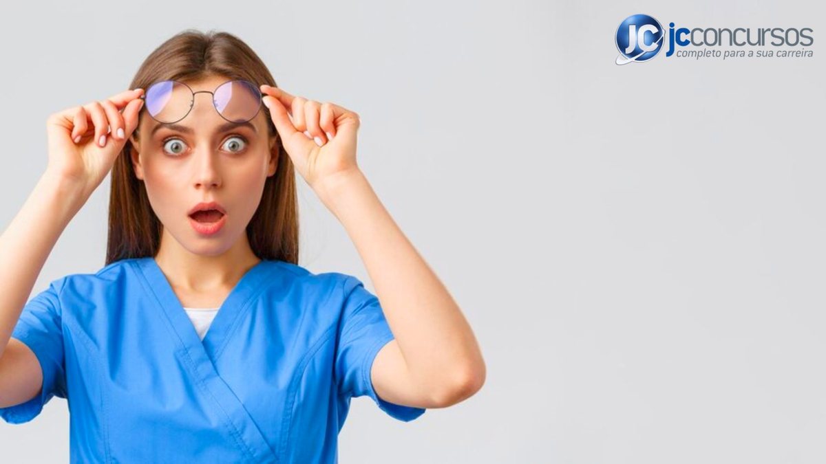 Enfermeira levanta os óculos e arregala os olhos assustada