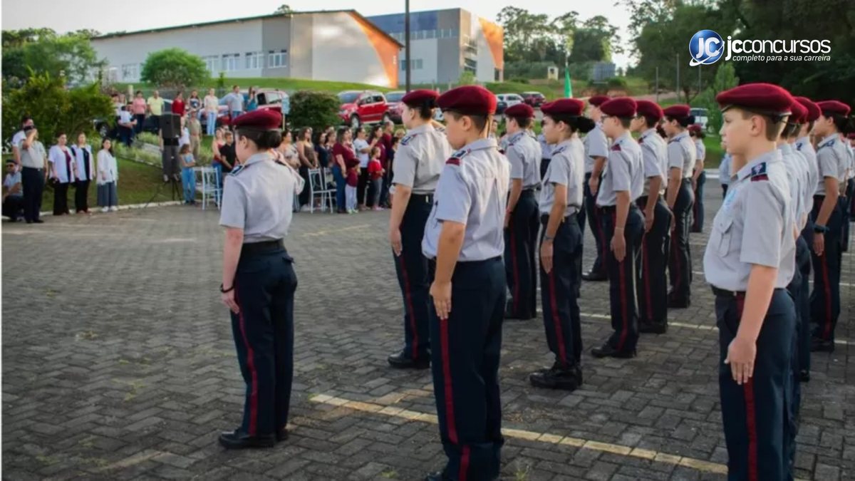Alguns países em ditadura têm optado por adotar escolas cívico-militares