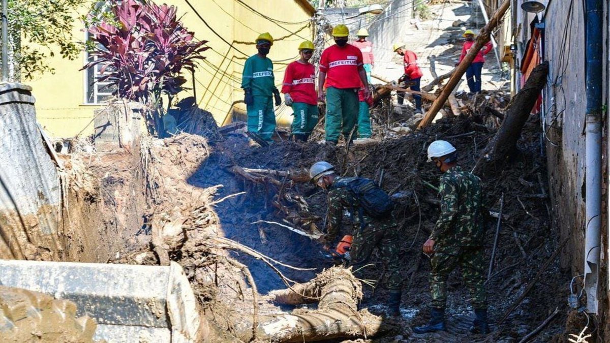 Exército Brasileiro ajuda na remoção de escombros da tragédia em Petrópolis RJ