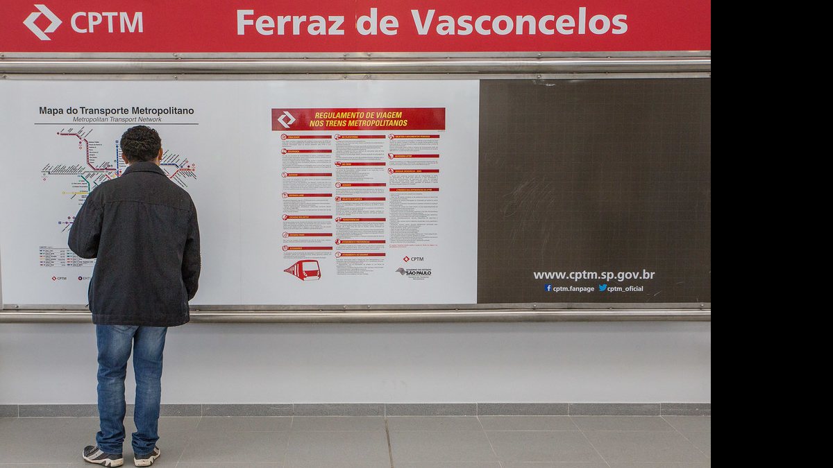 Concurso Ferraz de Vasconcelos SP: homem na estação Ferraz de Vasconcelos