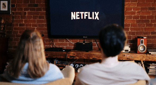 Filmes na Netflix: casal está no sofá assistindo Netflix - Divulgação