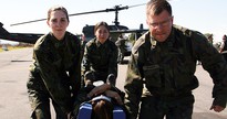 Concurso Aeronáutica: militares simulam transporte de paciente deitado em maca durante treinamento - Divulgação