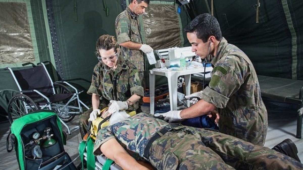 Concurso Aeronáutica: durante treinamento, militares simulam atendimento médico a paciente deitado em maca