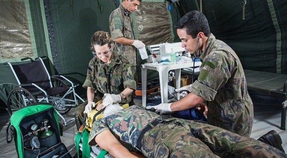 Concurso Aeronáutica: durante treinamento, militares simulam atendimento médico a paciente deitado em maca - Divulgação