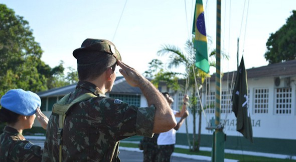 Concurso do Exército: militares prestam continência durante hasteamento da bandeira do Brasil - Divulgação
