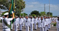 Recrutas da Marinha perfilados diante da bandeira do Brasil - Divulgação