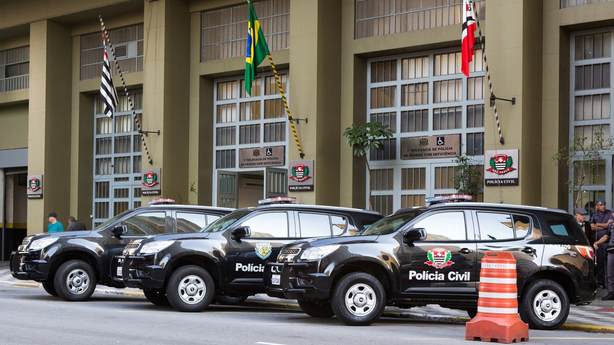 Viaturas da PC SP estacionadas em frente à sede da corporação, na capital paulista