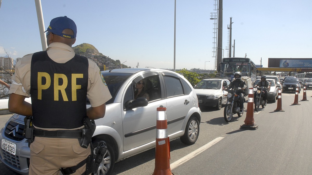 Concurso PRF - Policial rodoviário durante operação de controle de tráfego em rodovia