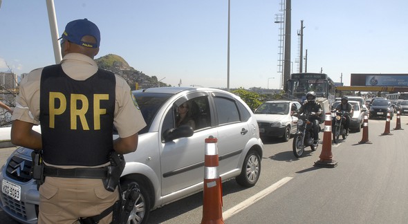 Policial rodoviário durante operação de controle de tráfego em rodovia - EBC