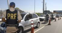 Concurso PRF - Policial rodoviário durante operação de controle de tráfego em rodovia - EBC