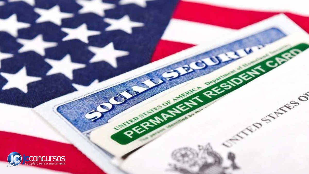 Green Card em cima de bandeira dos Estados Unidos