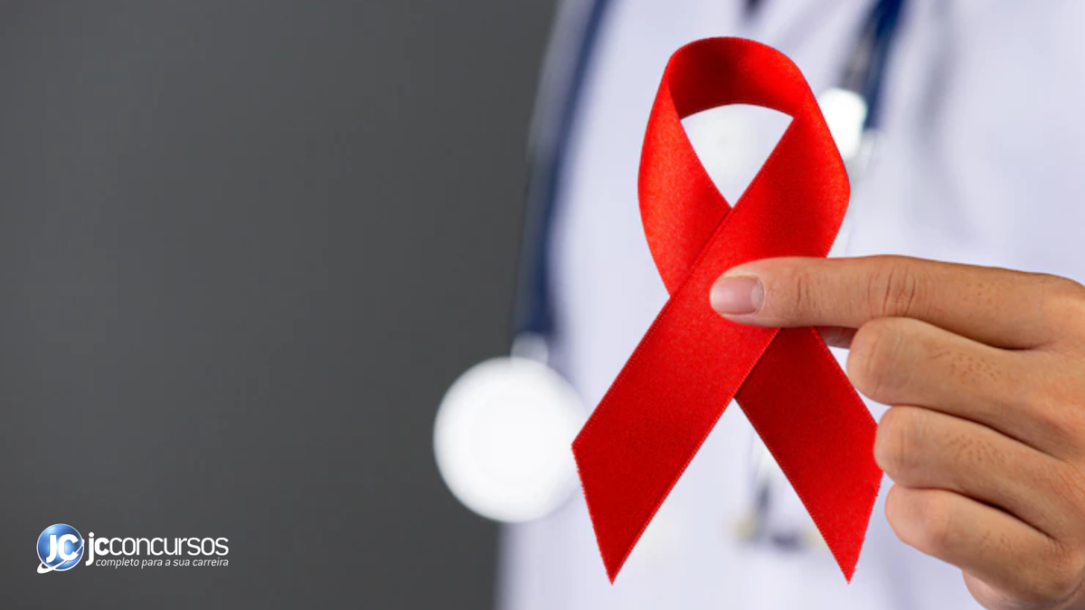 Médica segurando laço de fita vermelho, símbolo da luta contra Aids