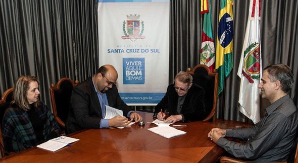 Concurso da Prefeitura de Santa Cruz do Sul - Prefeito Telmo Kirst assinando o termo de referência - Divulgação