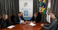 Concurso da Prefeitura de Santa Cruz do Sul - Prefeito Telmo Kirst assinando o termo de referência - Divulgação